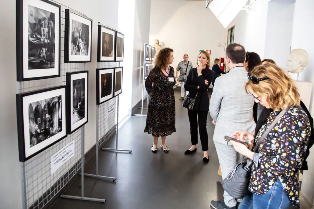 'Io sono, I Am': La mostra fotografica che dà voce ai migranti al Teatro Palladium di Roma