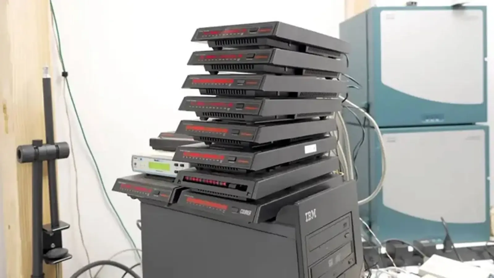 Quando il passato sfida la modernità: l’esperimento con 12 modem 56K che ha rivoluzionato la velocità dial-up
