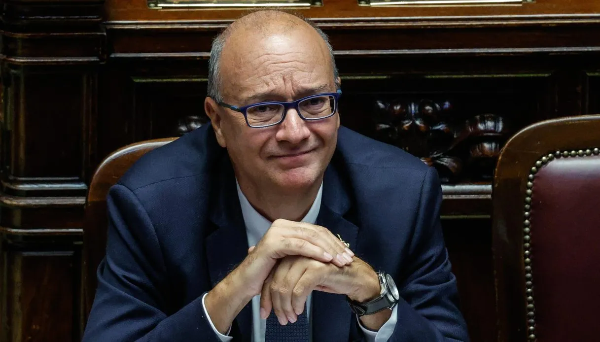 Valditara smentisce le fake news sull’educazione sessuale: "Nessuna abolizione, ma un rafforzamento nei programmi scolastici"