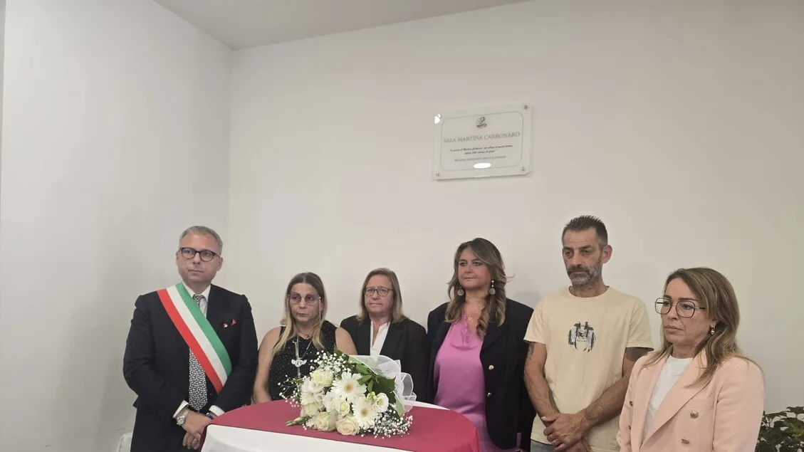 A Casoria, alla presenza della sottosegretaria al Mim Frassinetti, una targa per Martina, la giovane studentessa uccisa dal suo fidanzato lo scorso anno 