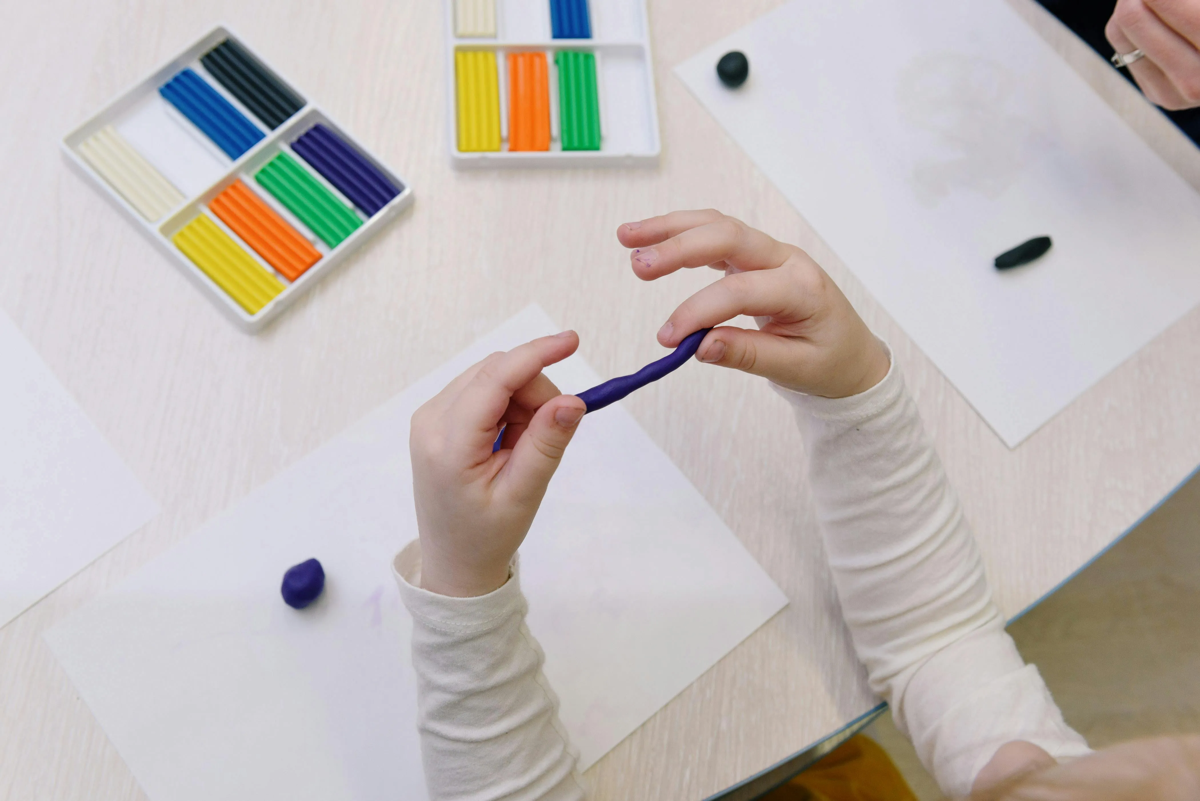 Abilità Manuali nei Bambini: Un’Allarme Educativo tra Tecnologia e Genitorialità “Protettiva”