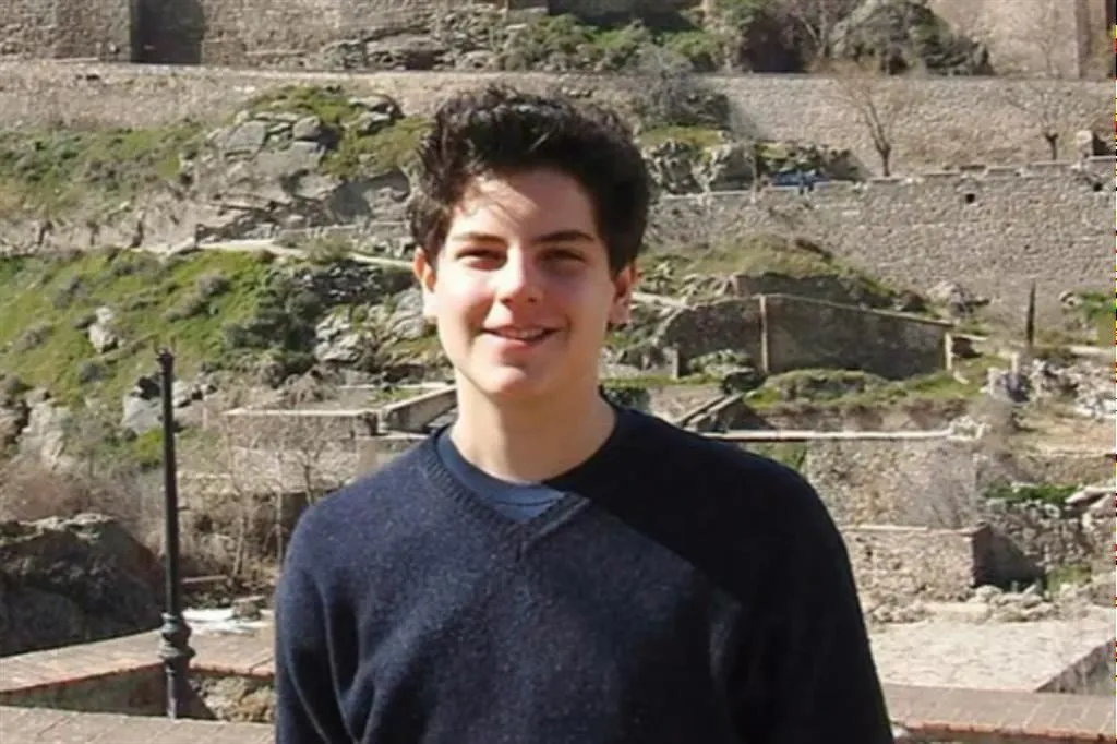 Carlo Acutis: Intelligenza e Santità, l’Eredità di un Santo Millennial tra Scuola e Fede
