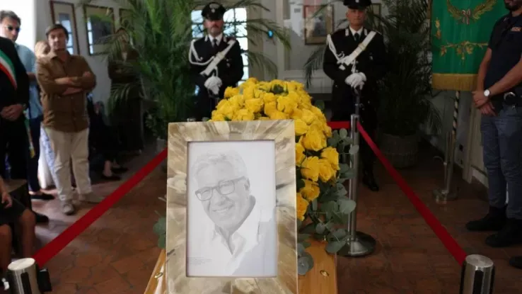 Addio a Peppino Di Capri, l'ultimo saluto oggi nella sua Isola a Mister Champagne