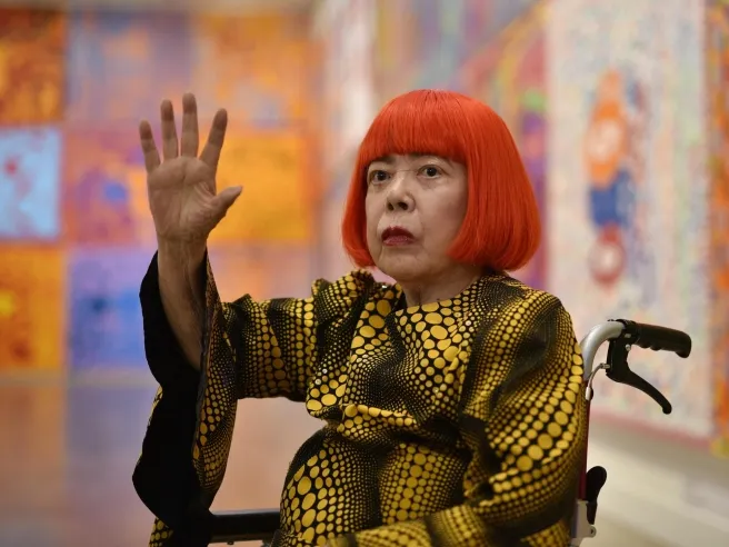 Addio a Yayoi Kusama, l'artista che trasformò le allucinazioni in pois