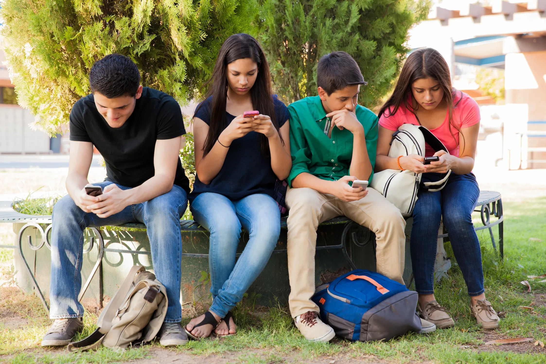 Compagni IA tra gli adolescenti Usa: boom e rischi emergenti