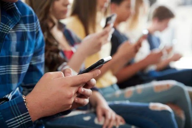 Adolescenti e fake news: il 32% non le riconosce, il 26% non verifica. Il problema è (anche) della scuola