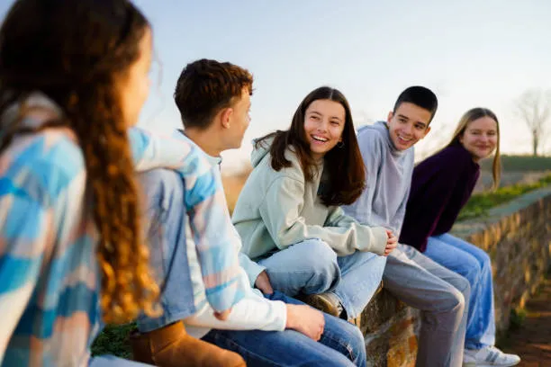 Adolescenti e sessualità in Italia: tra apertura famigliare e carenze nei servizi educativi – I numeri dell’inchiesta Save the Children