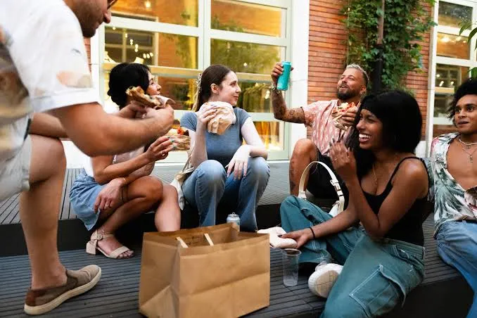 Adolescenti italiani mangiano più carne, gli over 60 spingono le emissioni di gas serra