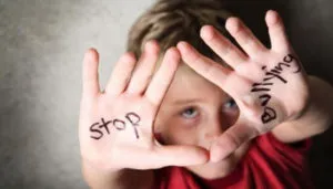 Adolescenti lanciano petardi contro bambini all'uscita della scuola elementare a San Martino di Lupari