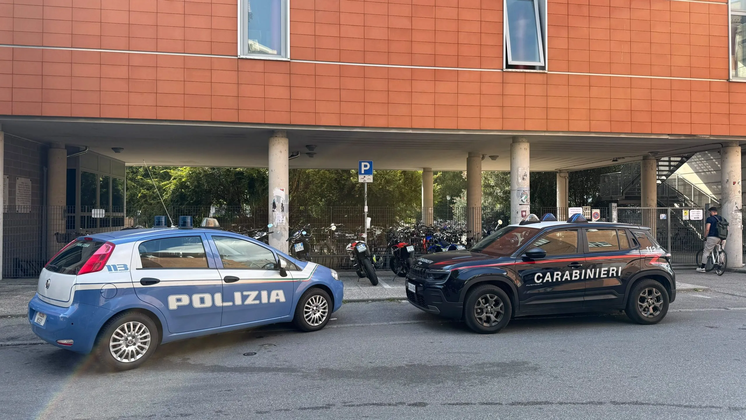 Aggressione con coltello al liceo Ariosto di Ferrara: 14enne ferito nel bagno