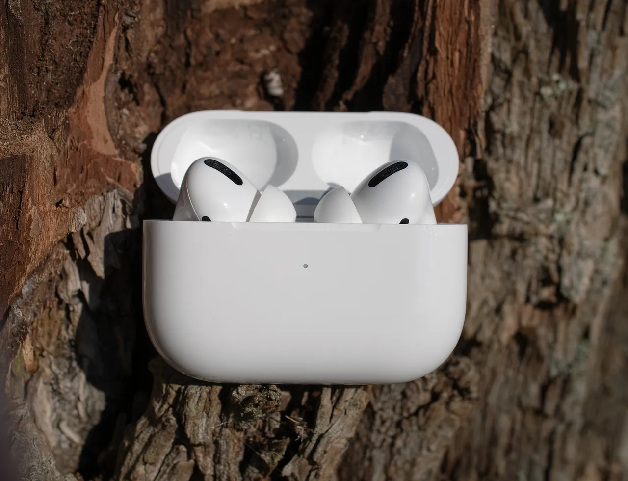 Apple rivoluziona la comunicazione in Europa: Live Translation arriva su AirPods, anche in italiano