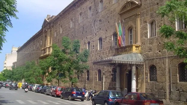 Al Maria Adelaide di Palermo cadono calcinacci: quattro persone ferite, tra cui tre studentesse e un insegnante