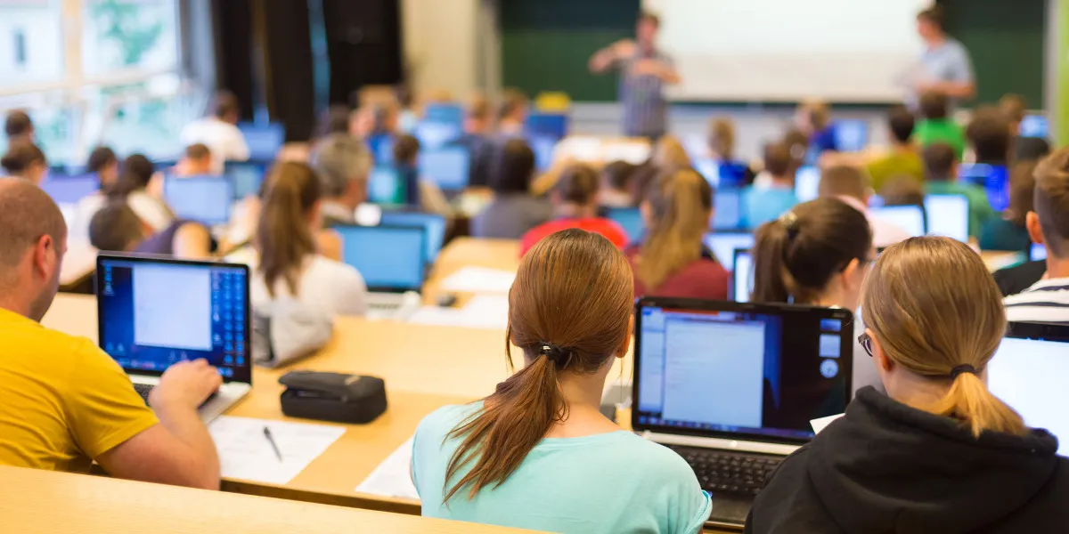 Alfabetizzazione Digitale a Scuola: La Risposta di Eurispes per Contrastare l’Abuso dei Social Media e il Divario Digitale