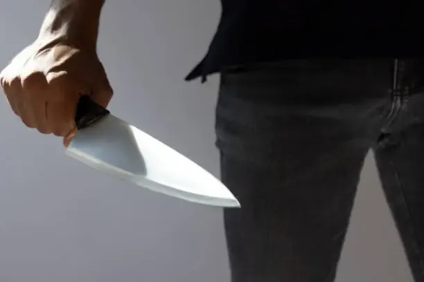 Allarme Coltelli a Scuola: Il 60% degli Studenti Favorevole ai Metal Detector e il 55% Richiede Pene Più Severe