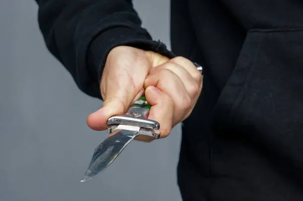 Allarme sicurezza nelle scuole: 13enne minaccia i compagni con un coltellino artigianale. Docenti intervengono, Valditara rilancia i metal detector