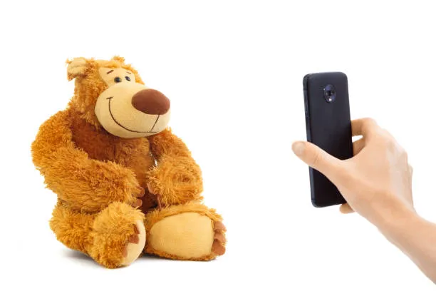 Allarme sulla Sicurezza: Il Caso Bondu, il Peluche Intelligente che Archiviava Online le Conversazioni dei Bambini