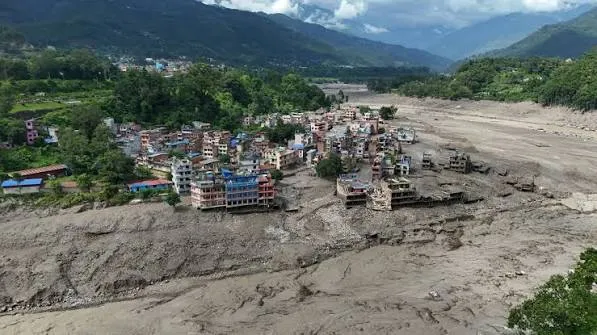 Alluvione tra Nepal e Tibet, il crollo di un ghiacciaio a 5.200 metri
