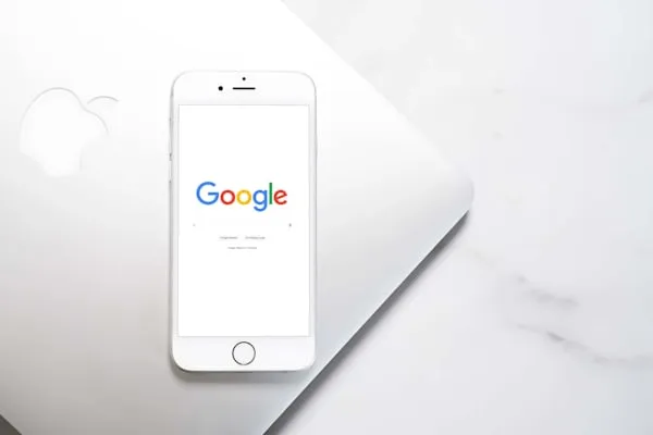 Alphabet supera i 4.000 miliardi di capitalizzazione: l’accordo tra Google e Apple spinge il valore ai massimi storici