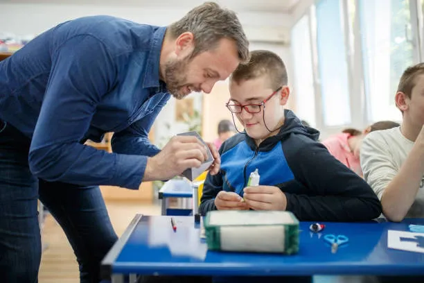 Alunni disabili raddoppiati in 10 anni ma 60% cambia docente di sostegno