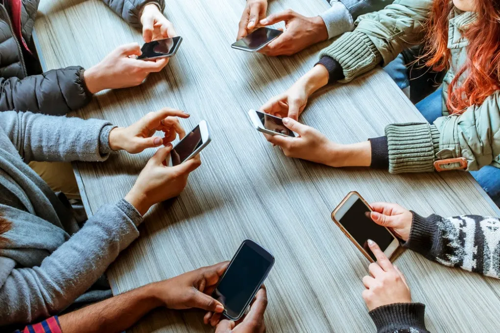 Giappone, nuova regola sullo smartphone: solo 2 ore al giorno. Il caso Toyoake divide cittadini e scuola