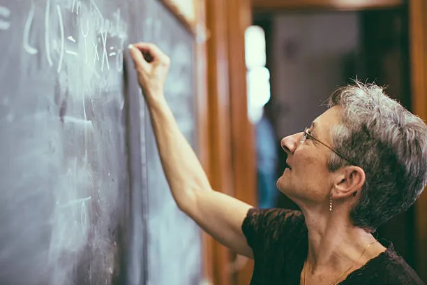 Anief, pensione a 60 anni nella scuola: 1 docente su 6 è over 60