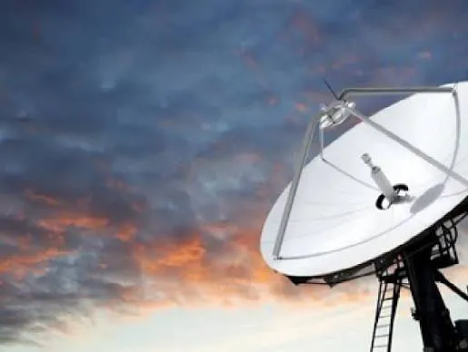 Antenna al plasma: prima trasmissione a 30 MHz con feed capacitivo
