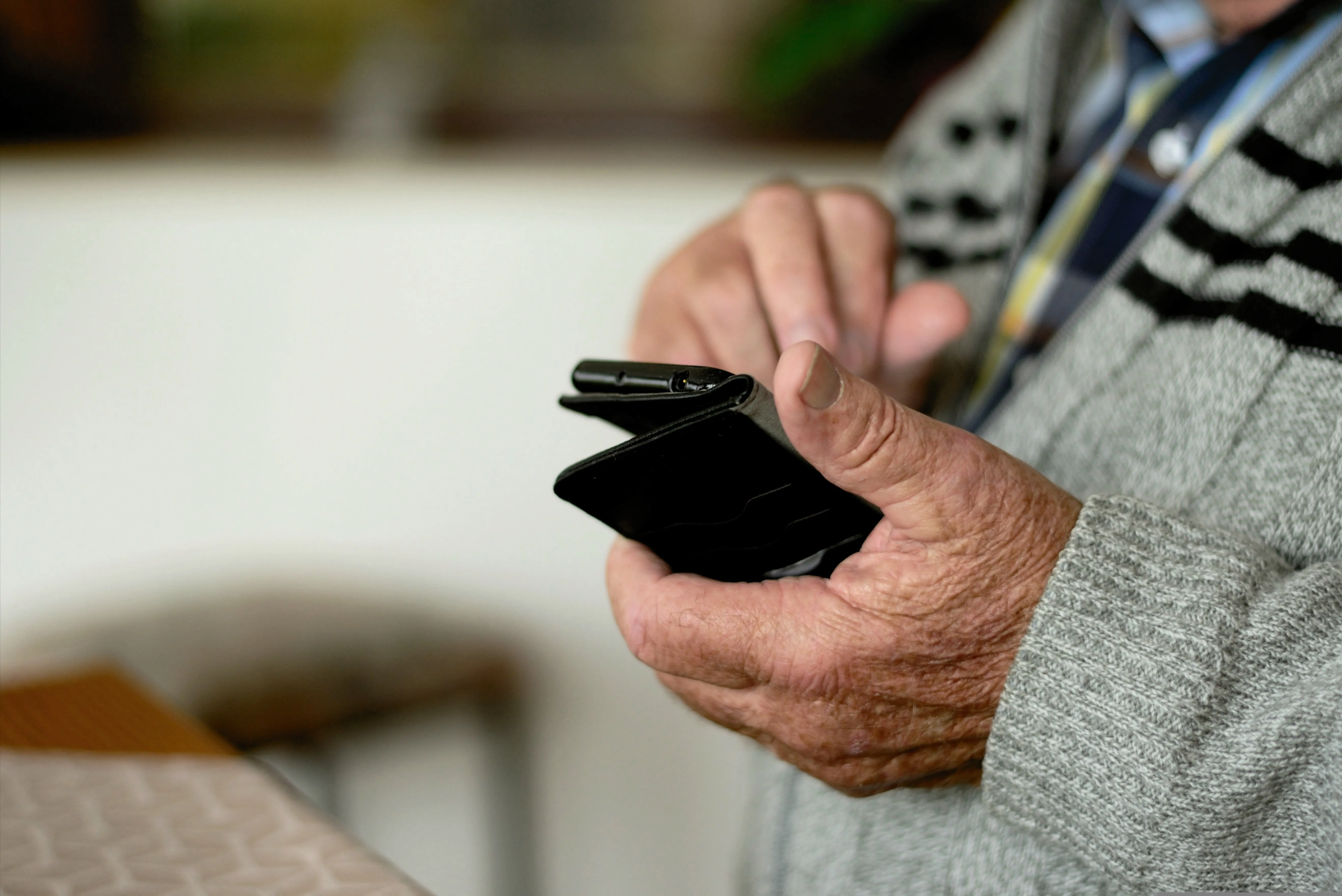 Anziani sui social: il paradosso italiano tra rischi e nuove tutele