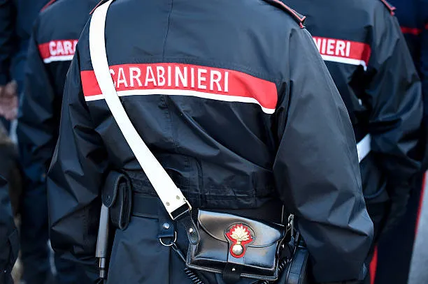 Anzio, studentessa di 14 anni a scuola con coltello e marijuana: denunciata dopo la segnalazione della preside