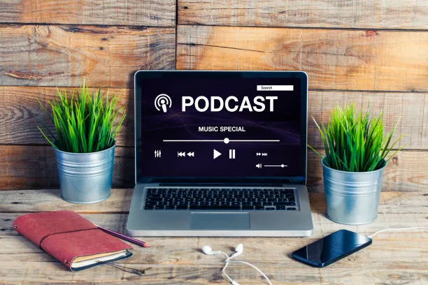 Apple Podcasts rivoluziona il mercato: podcast video in HLS e pubblicità dinamica sfidano YouTube e Spotify