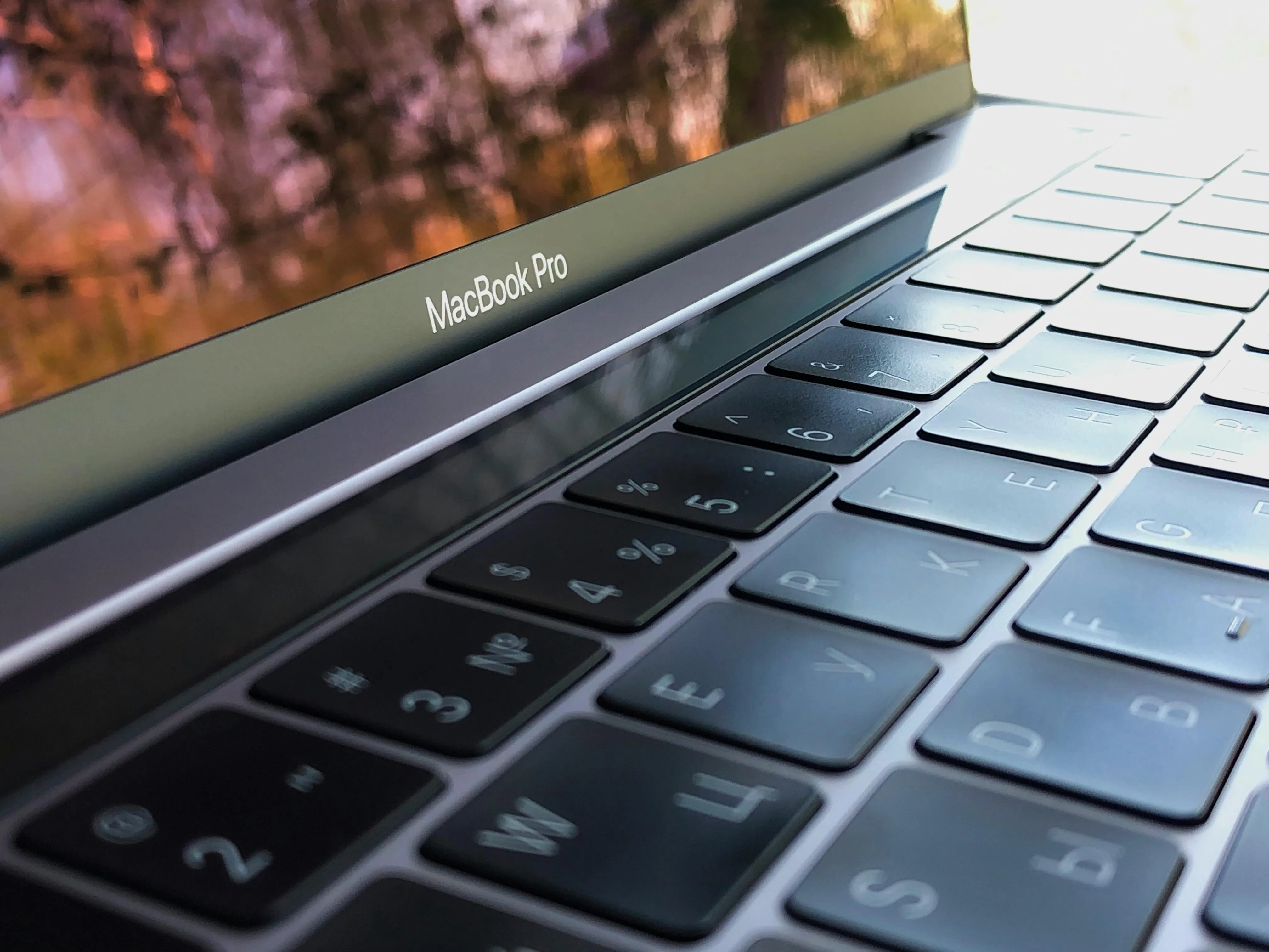 Apple rivoluziona i laptop: in arrivo il nuovo MacBook Pro con display OLED e supporto touch entro il 2026