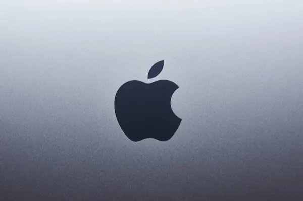 Apple, rivoluzione silenziosa ai vertici: John Ternus guida il design, Federighi accelera sull’Intelligenza Artificiale