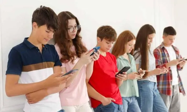 Aprire un account social in prima media abbassa i voti Invalsi