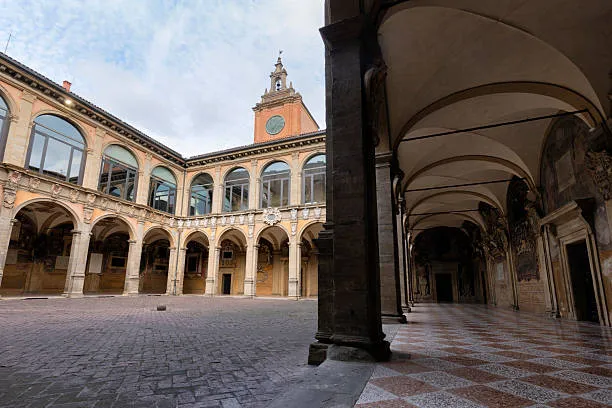 Università di Bologna nega il corso di Filosofia per l’Esercito: decisione autonoma o discriminazione?