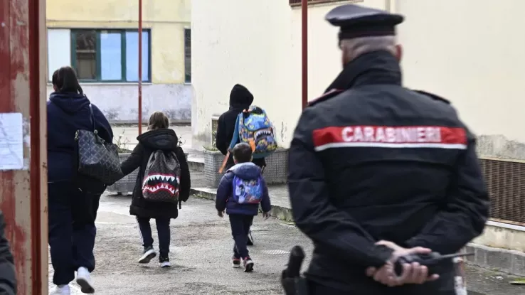 Panico in una scuola media di Cervaro: studente minaccia docente con pistola giocattolo, madre arrestata