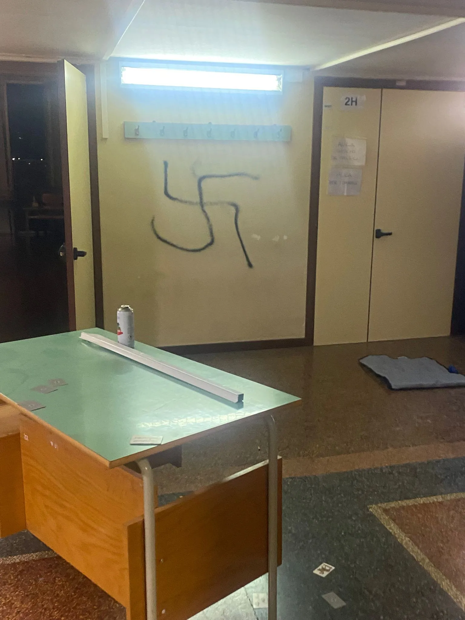 Attacco vandalico al Liceo Da Vinci di Genova: indagini in corso