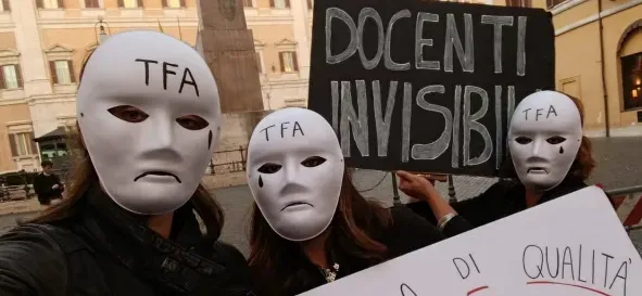 Montecitorio, il grido invisibile dei docenti: protesta in nero contro il secondo ciclo INDIRE
