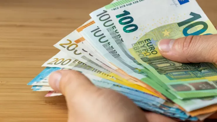 Incrementi Salariali per Docenti e Personale Scolastico: Dettagli e Prospettive fino al 2027