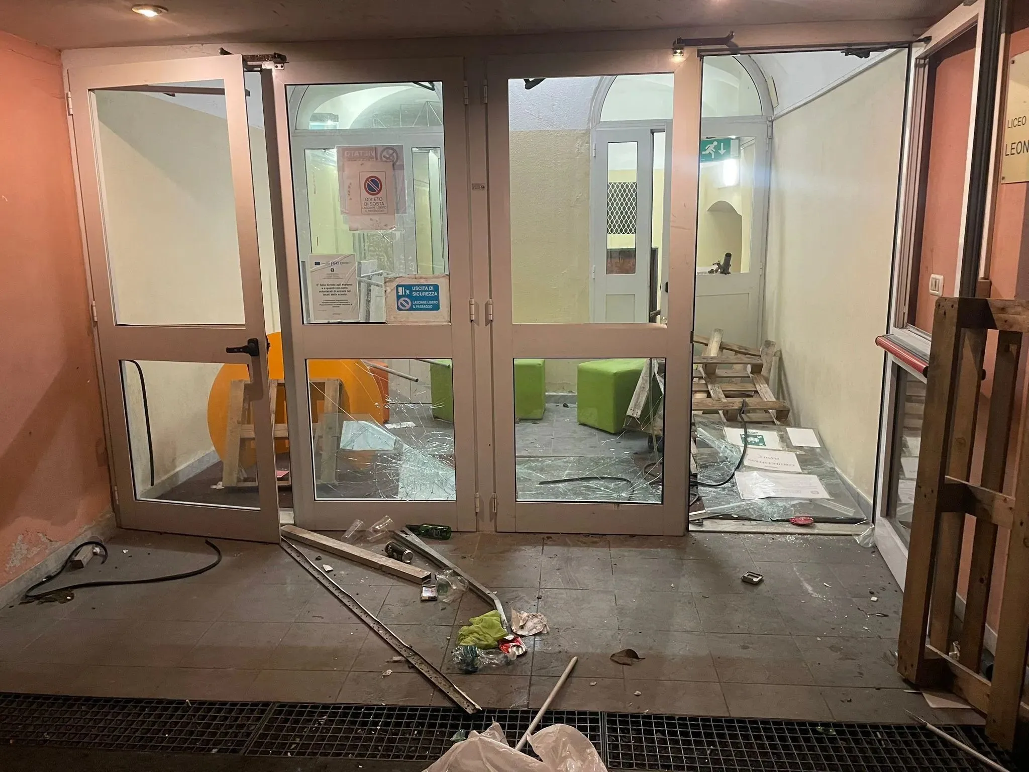 Attacco neofascista al Liceo Da Vinci di Genova, le reazioni della politica