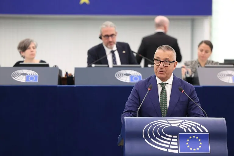 Programmi Europei per la Formazione: Alberico Gambino Illustra le Opportunità per i Giovani Studenti