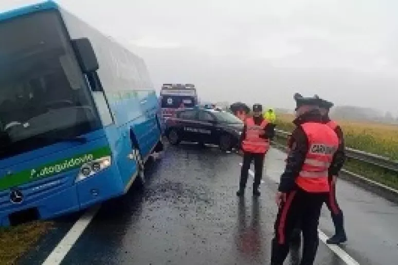Pullman con Studenti Esce di Strada a Cergnago: Momenti di Paura ma Nessun Ferito