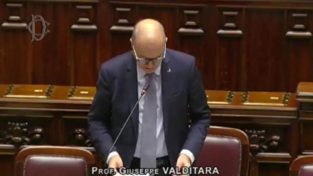 Educazione sessuale nelle scuole: scontro alla Camera tra Valditara e opposizione