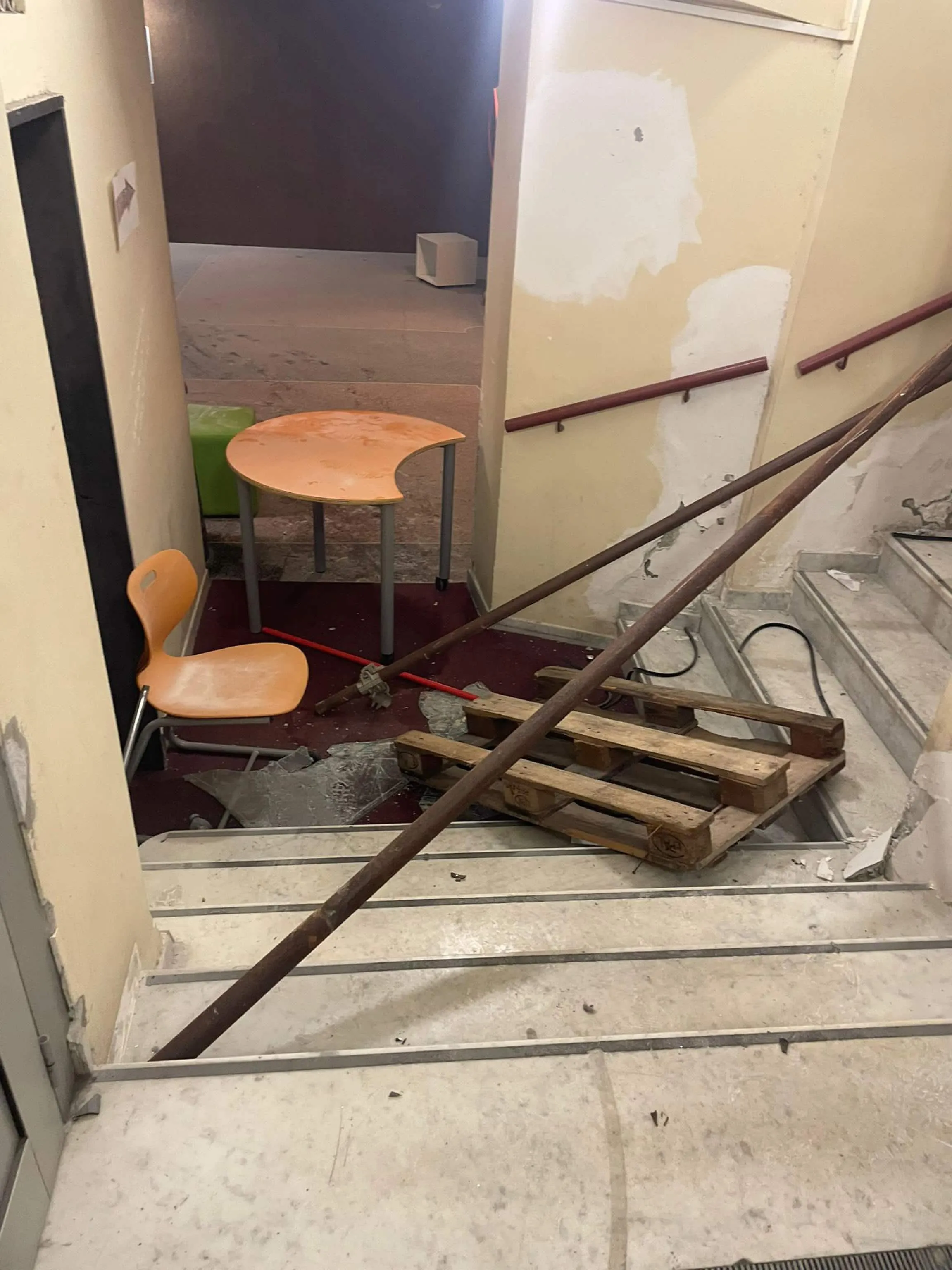 Blitz Notturno al Liceo Leonardo Da Vinci di Genova: Vandali Armati devastano la Scuola e Dipingono Svastiche sui Muri
