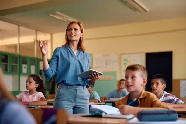 Assegnazioni provvisorie, via libera al ricongiungimento ai genitori anziani: cosa cambia con le modifiche al decreto PNRR