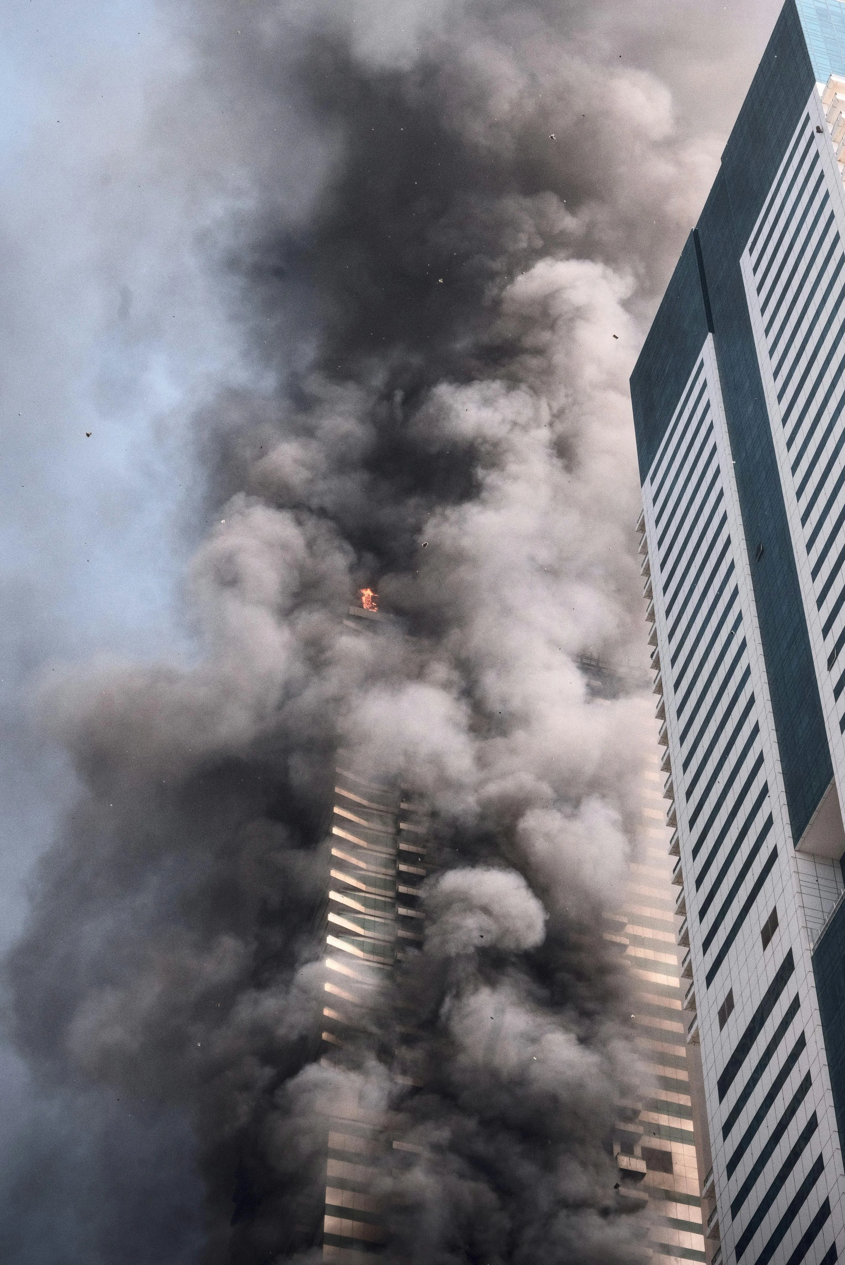 Attacco a Data Center Amazon negli Emirati: Incendio e Disservizi dopo Colpi dal Cielo