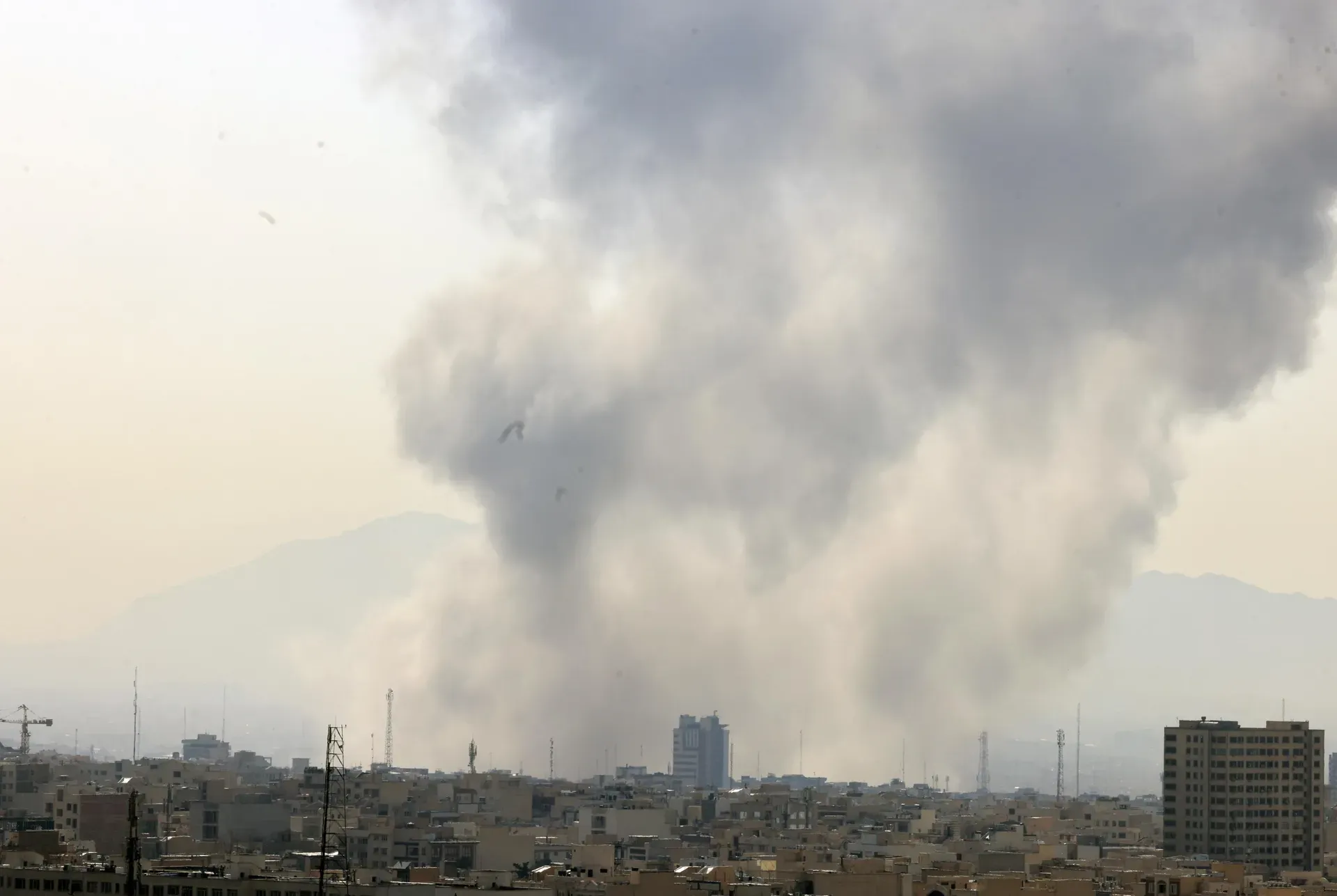 Attacco aereo su scuola femminile in Iran: bilancio di 85 morti