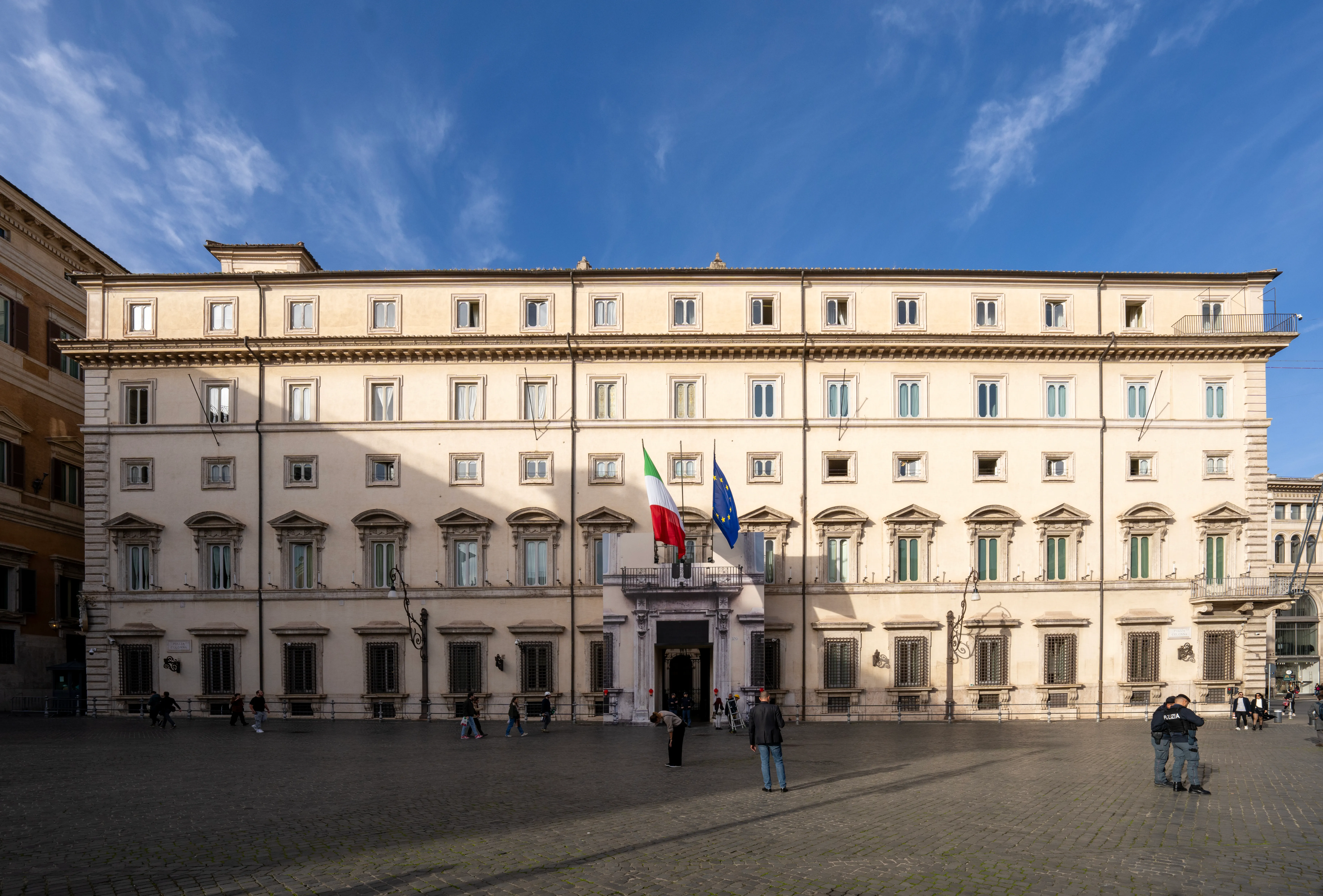 Atteso in Consiglio dei ministri un disegno di legge sull'Intelligenza Artificiale: autorità, sanzioni e 100 milioni per la scuola