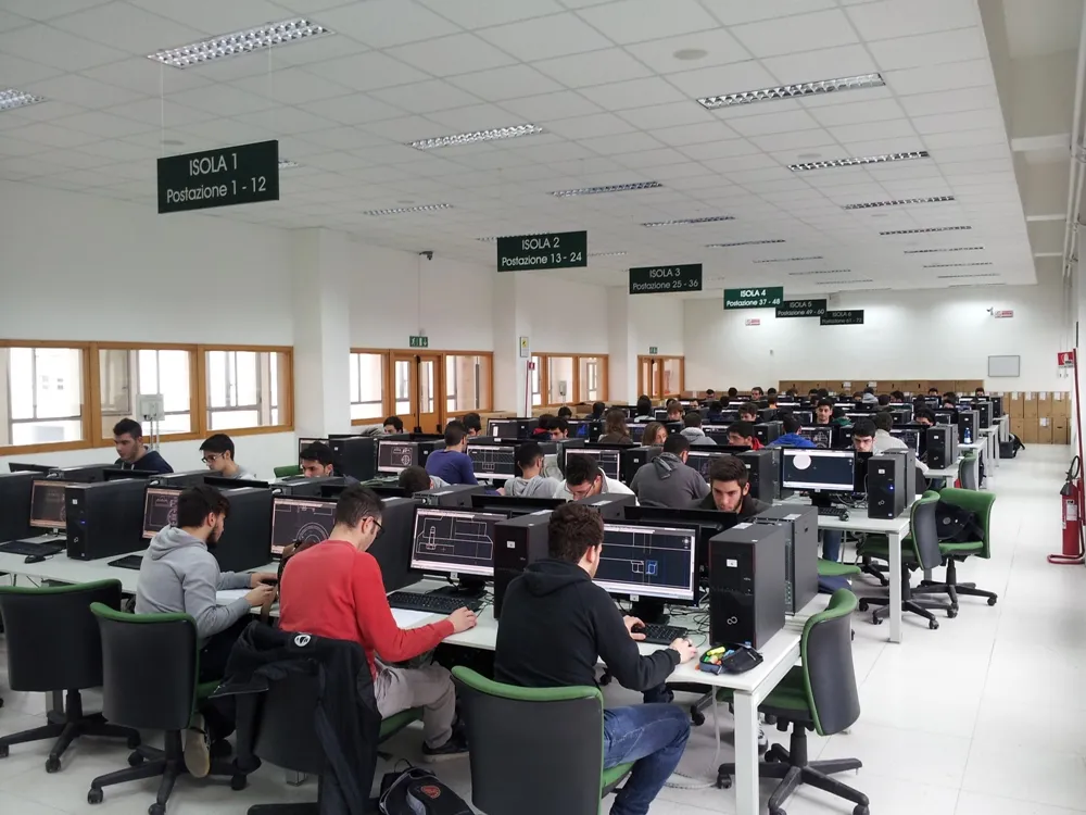 Aule informatiche quasi raddoppiate, ma Sud e Isole restano indietro, così come per le palestre
