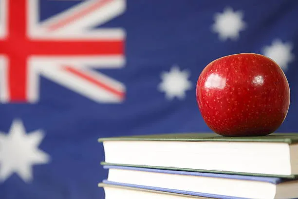 Australia, l'82% degli studenti internazionali salta i pasti per risparmiare: il rapporto che scuote il sistema universitario
