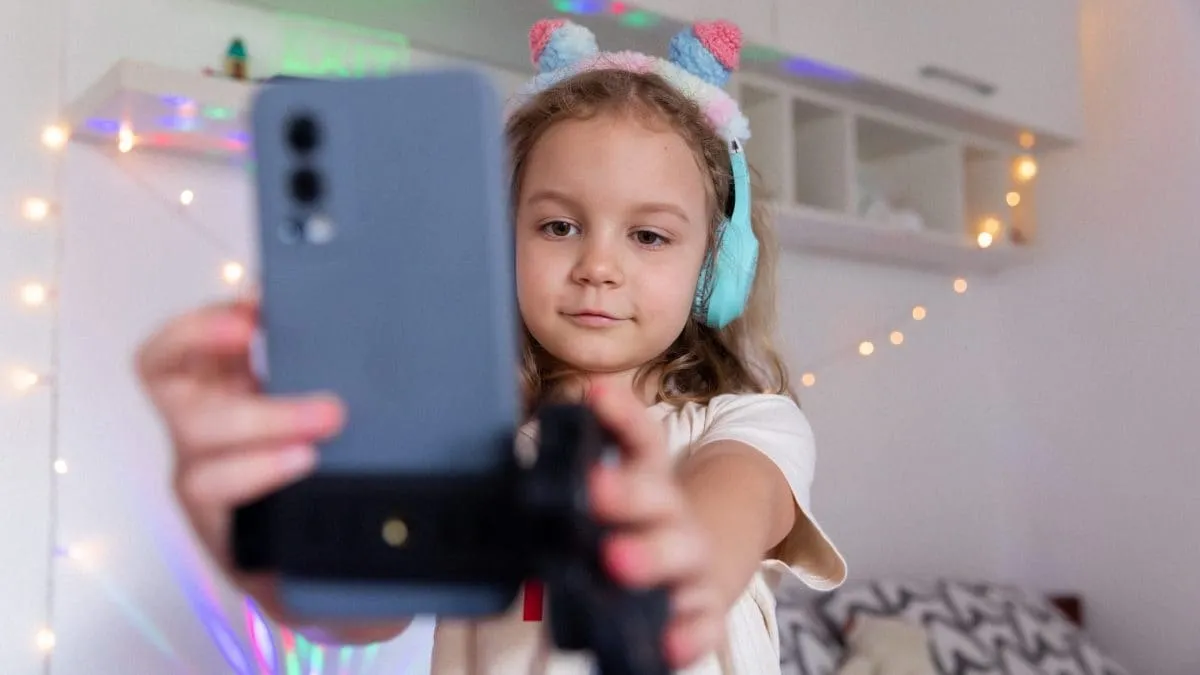 Smartphone prima dei 13 anni: rischi per la salute mentale