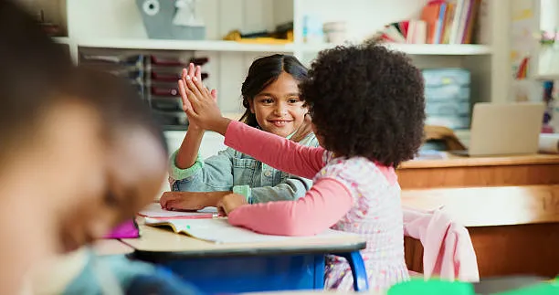 Italiano e Matematica nella Scuola Primaria: Un Viaggio tra Strutture, Ritmi e Gesti